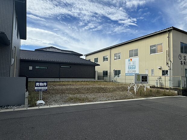 \D号地/整形地で広々とした50坪以上の土地。市街地に近く、便利な生活環境が整っています。穏やかな住宅街で、安心して日常を過ごせる場所です。