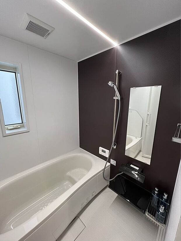 【【浴室】　パナソニック　オフローラ】上質な人工大理石を使用し、透明感のある素材に配合したパール粒子のきらめきが美しい浴槽。また、床はスミに目地がないため、汚れを落としやすく、お手入れもラクラクです。
