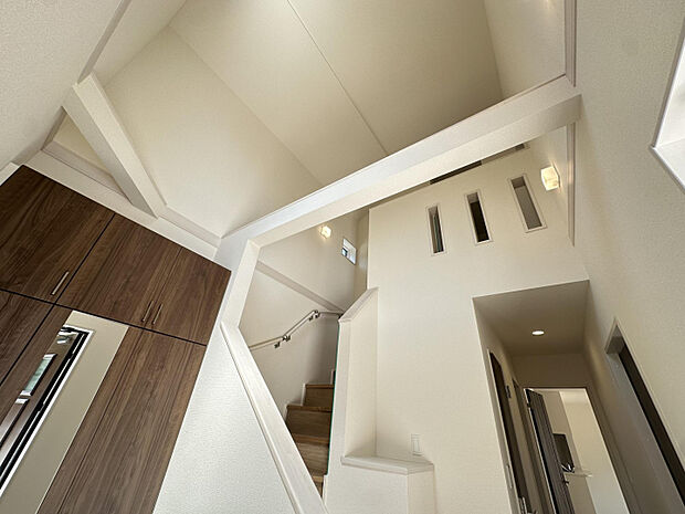 【1号棟　玄関　8月下旬撮影】　玄関吹抜は暗くなりがちな玄関が明るく、開放感たっぷりの空間に！