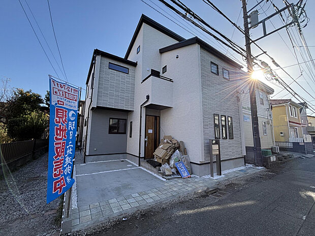 【現地写真】　勾配天井の南向きリビングで日当たり良好！開放感溢れるリビングです。※2025年9月中旬撮影