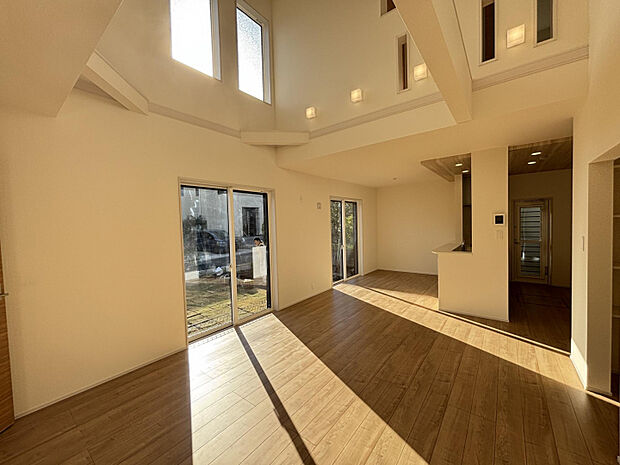 【リビング】※2025年11月21日撮影　床暖房設置で冷え込む季節もあたたかく過ごせます。