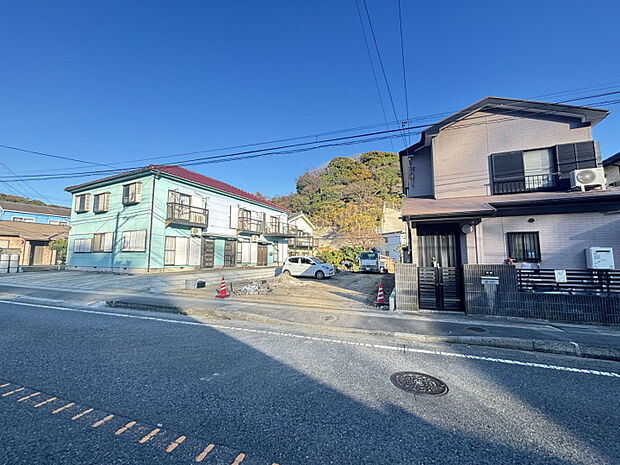 【前面道路含む現地写真】1号棟　