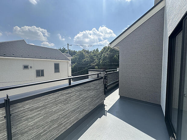 【【1号棟　洋室　8月下旬撮影】】2部屋から行き来できる広い続きバルコニー