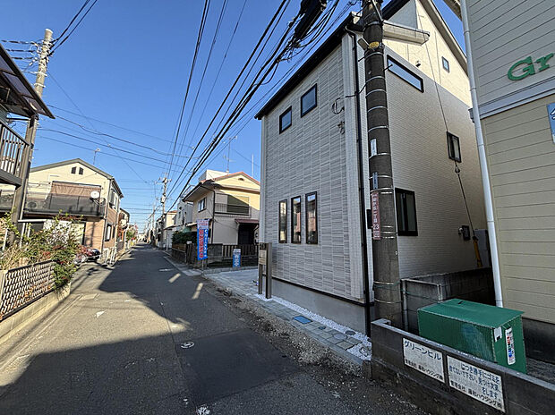 【前面道路】前面道路4mで車通りが少ないため安心！