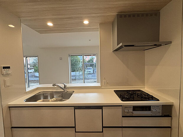 【【キッチン】※2025年11月21日撮影】対面式のカウンターキッチンで、お料理中もリビングの様子が見えて安心！