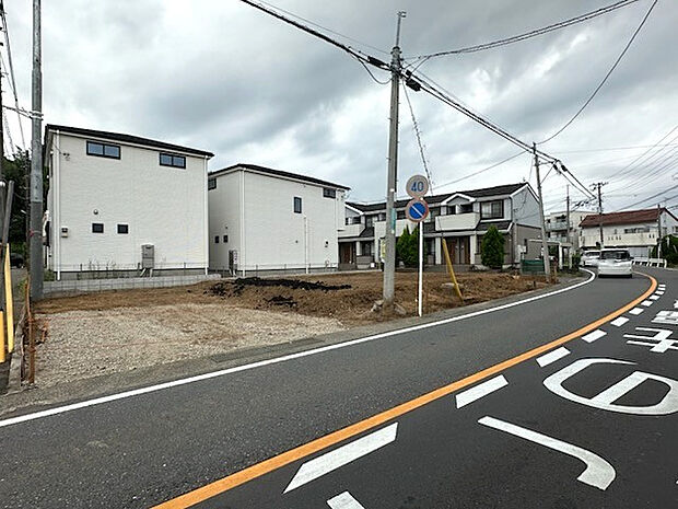 【現地土地写真】前面道路は幅員約6.4m～約7.9mで車の出し入れがスムーズ