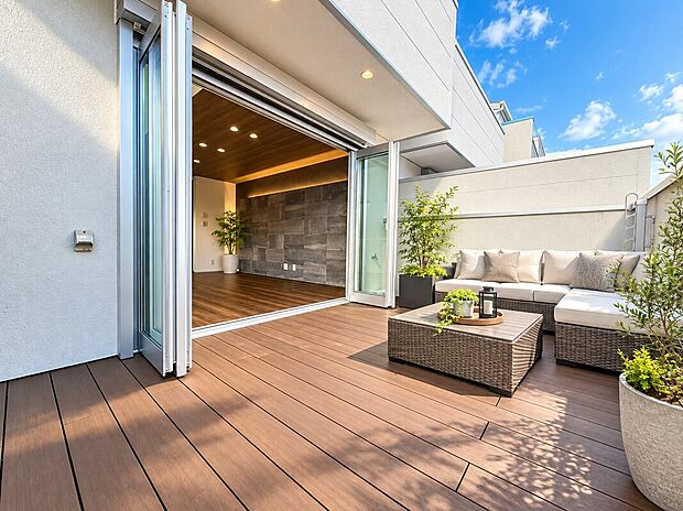 【ウッドバルコニー】リビングから繋がる大型ウッドバルコニー(電動シャッター付)