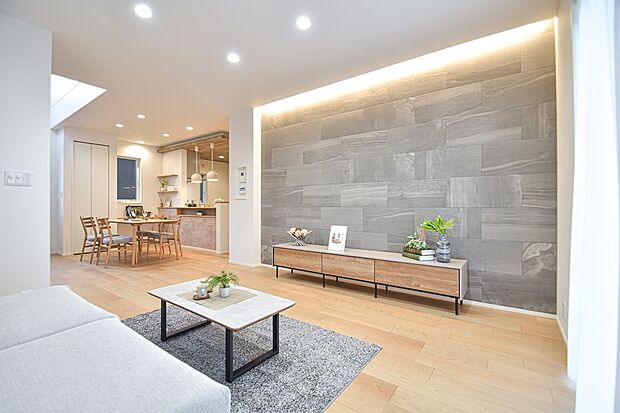 住まいの中心となるリビングは、日々の会話やくつろぎを豊かに育む場所。温もりあふれる時間がここから始まります。（51号棟｜2025年11月撮影）