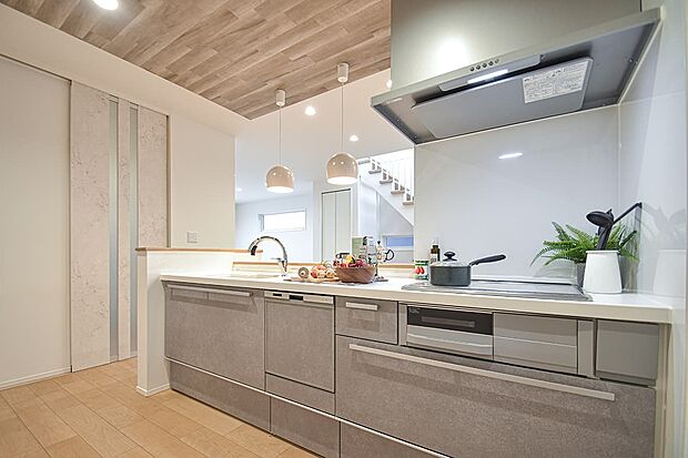 家族でのコミュニケーションがとれる対面型システムキッチン。横一列にシンクとコンロをまとめたシンプルな形です。動きやすさとスタイリッシュなデザインが魅力。（51号棟｜2025年11月撮影）