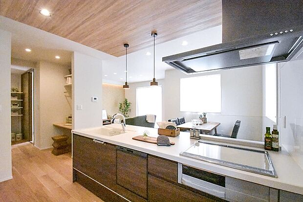 家族でのコミュニケーションがとれる対面型システムキッチン。横一列にシンクとコンロをまとめたシンプルな形です。動きやすさとスタイリッシュなデザインが魅力。（9号棟｜2025年9月撮影）