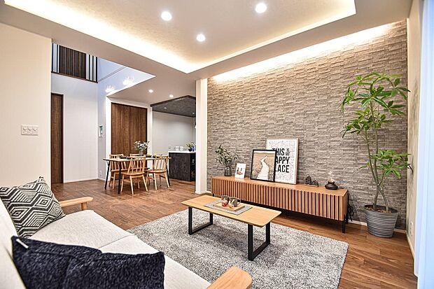 家族が自然と集まり、心地よい時間が流れるリビング空間。明るさと開放感に包まれた暮らしを楽しめます。（8号棟｜2025年10月撮影）