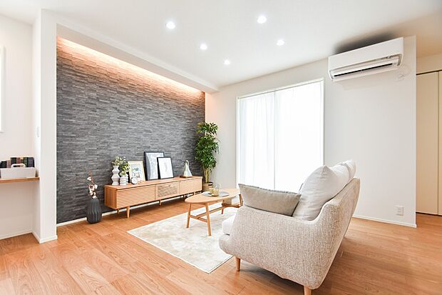 リビングにはアクセントウォールと間接照明を設え、洗練された落ち着きと上質さが漂う空間を演出しました。（1号棟｜2025年6月撮影）