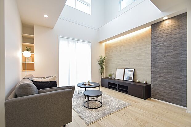 光と風が行き渡る、開放感あふれる吹抜けLDK。のびやかな心地よさを毎日の暮らしに。（3号棟｜2025年10月撮影）