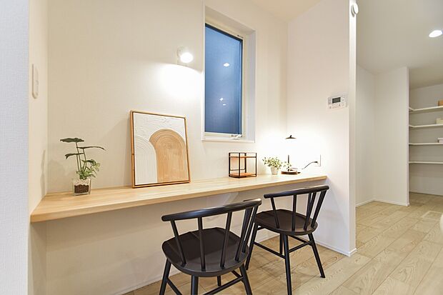 【ファミリーコーナー】LDKに設けたカウンターは、お子様が宿題をしたり、ママがお裁縫をしたり、家族で利用できます。（3号棟｜2025年10月撮影）