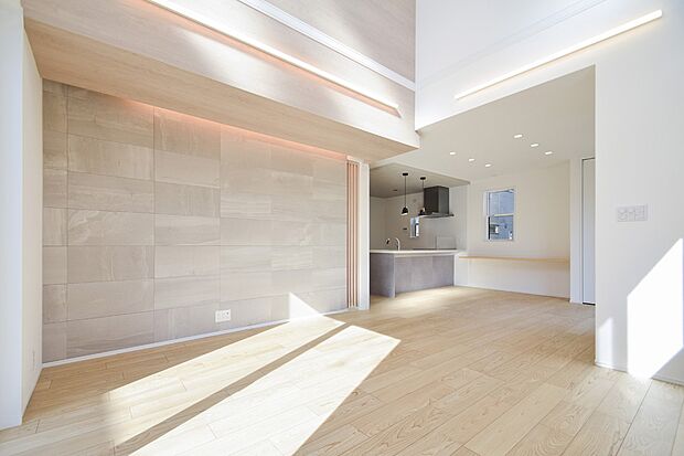 縦に広がる大空間が、明るさと開放感をプラス。家族が自然と集まる吹抜けLDK。（4号棟｜2025年11月撮影）