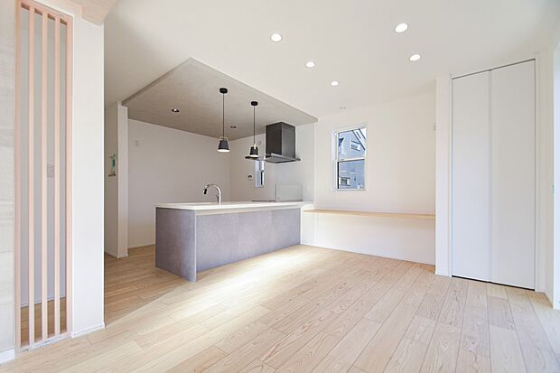 住まいの中心のLDKをより上質に、そしてより快適に。個性輝くデザインとマテリアルを取り入れた魅力的な住まいが誕生しました。（4号棟｜2025年11月撮影）