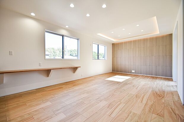 家族が自然と集まり、心地よい時間が流れるリビング空間。明るさと開放感に包まれた暮らしを楽しめます。（5号棟｜2025年12月撮影）