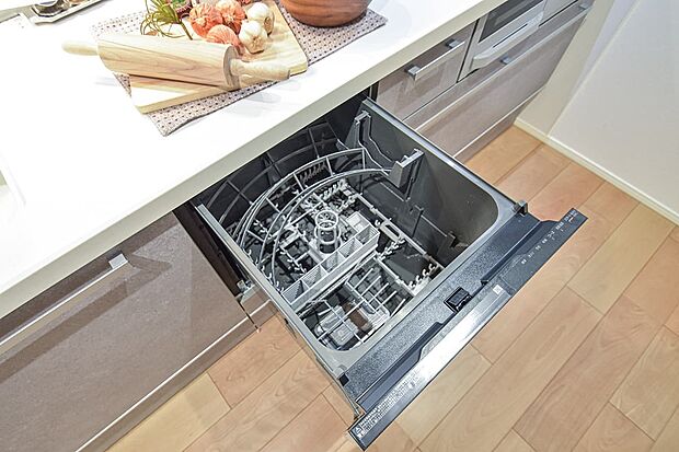 【【クリナップ】食器洗い乾燥機】ビルトインタイプ食器洗い乾燥機なら、カウンター上はいつもすっきりで、今まで手洗いにかけていた時間をご家族との時間に使えます。