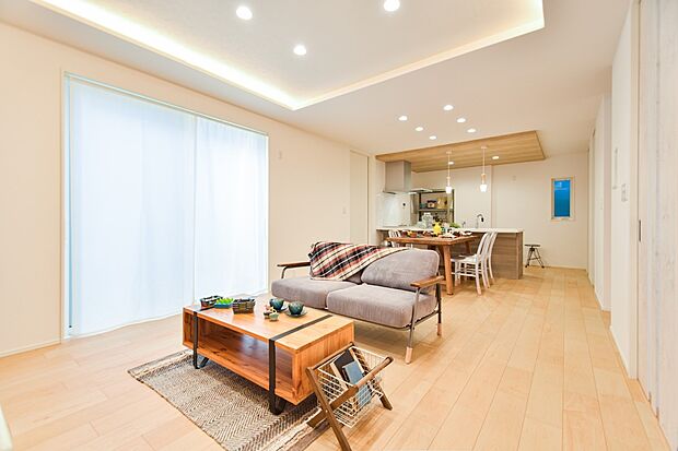 【リビング】贅沢に心地よさのアイデアを散りばめたインナープラン。きっと自分に合った暮らし方が見つかる上質空間に仕上げています。（18号棟｜2025年10月撮影）