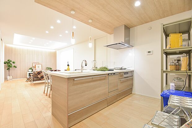 【キッチン】【キッチン】前面に壁がない開放的なオープンキッチンは、お手伝いもしやすく家族の会話も弾みます。（18号棟｜2025年10月撮影）