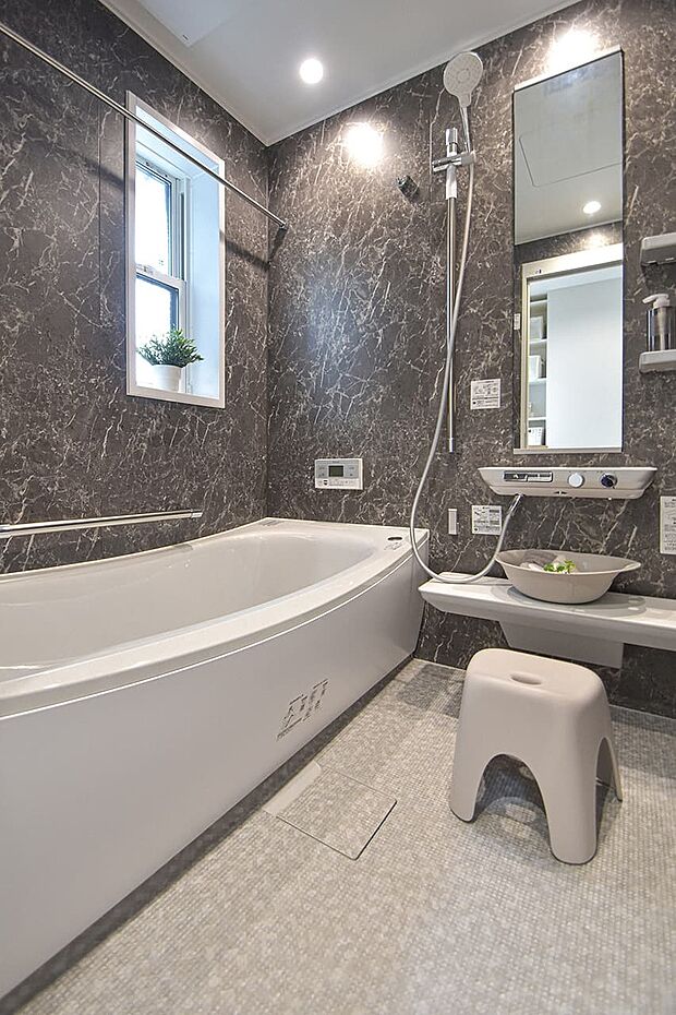 【浴室】一日の疲れを癒してくれるバスルーム。心身ともに、のびのび心地よくリフレッシュできるよう、美しさと快適性にこだわっています。（12号棟｜2025年10月撮影）