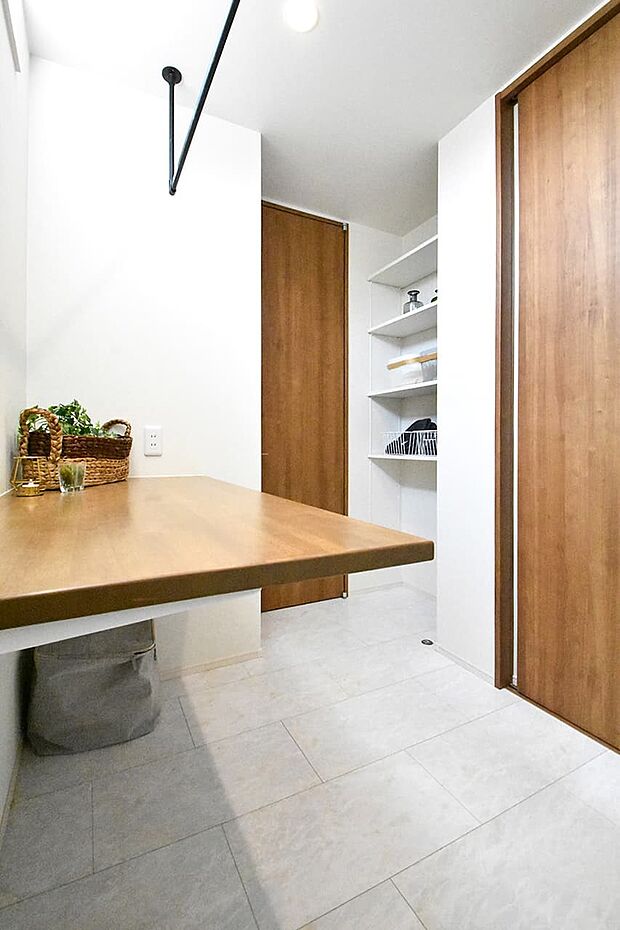 【洗面台・洗面所】室内干しのできるランドリースペースは外出時や雨天、夜間などにも安心して利用できます。（5号棟｜2025年9月撮影）