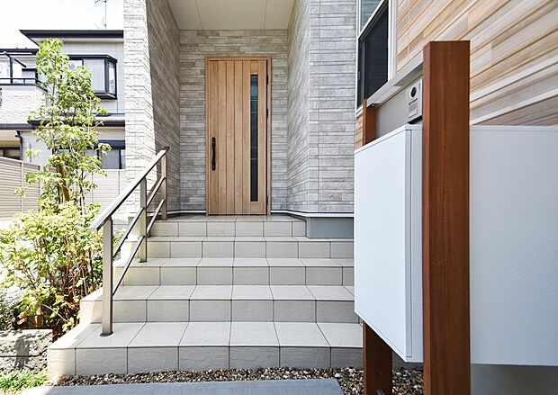 【現地外観写真】風格のある玄関アプローチ。（1号棟外観｜2025年6月撮影）