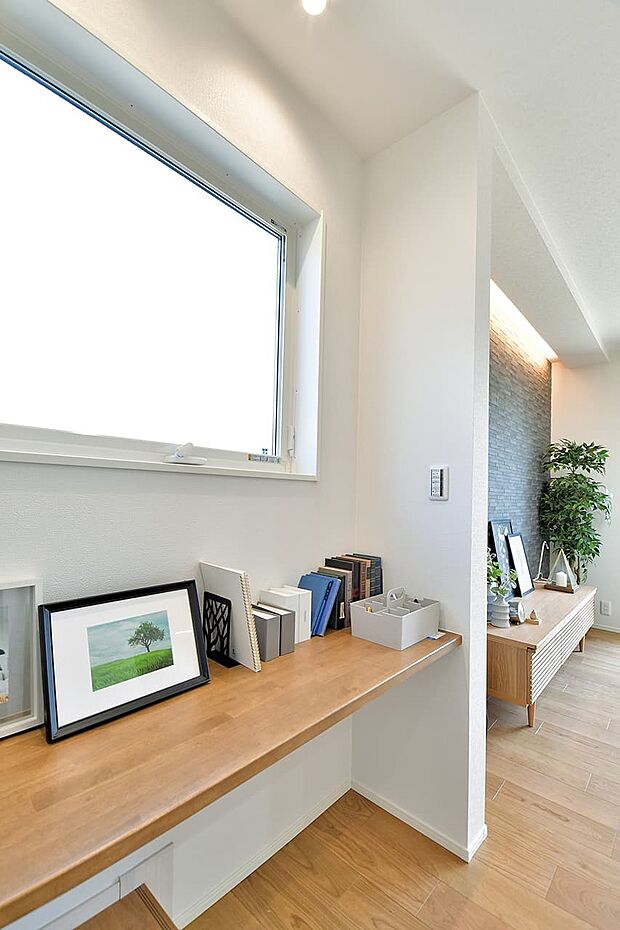 【リビング】【ファミリーコーナー】LDKに設けたカウンターは、お子様が宿題をしたり、ママがお裁縫をしたり、家族で利用できます。（1号棟｜2025年6月撮影）