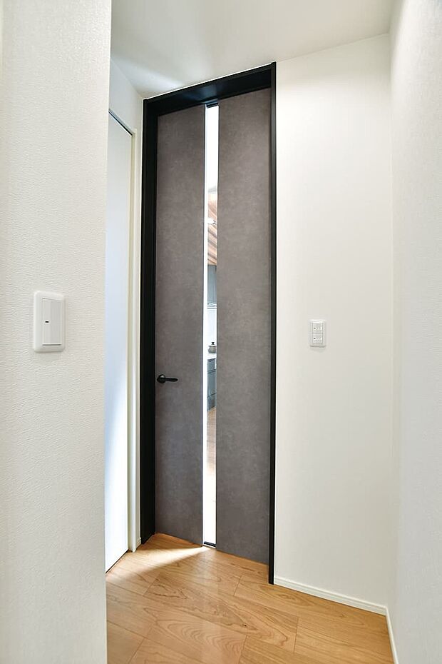 【その他内観】【ハイドア】天井までの高さがあるドアを採用。開放感があり、すっきりとしたおしゃれな空間を演出します。また物の搬入がしやすいメリットもあります。（1号棟｜2025年6月撮影）