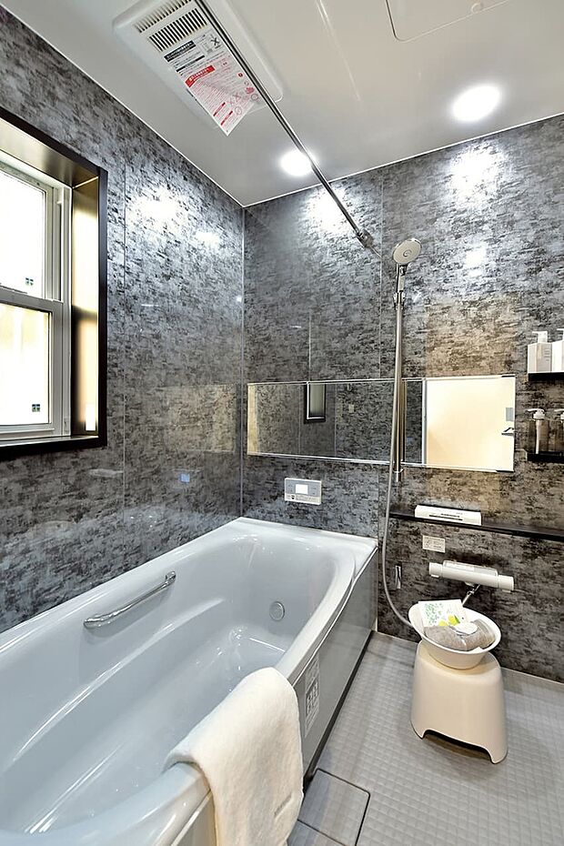 【浴室】一日の疲れを癒してくれるバスルーム。心身ともに、のびのび心地よくリフレッシュできるよう、美しさと快適性にこだわっています。（1号棟｜2025年6月撮影）