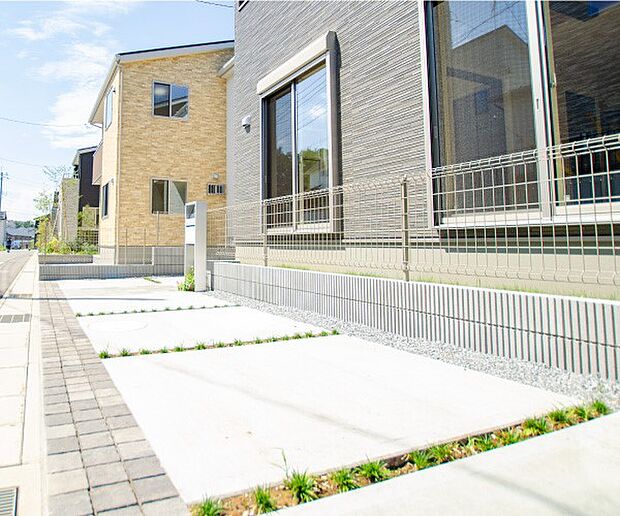 【その他画像】【カースペース】2台駐車可能。コンクリートと素材を交互にレイアウトしたデザインを施し、車が止まっていないときも美しい景観を描きます。※2台目は軽自動車対応