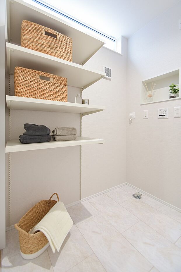 【洗面台・洗面所】【脱衣室】洗面化粧台とセパレートすることで家族の入浴中も手洗いができる設計にしました。来客時は脱衣室を閉めておけば洗面台周りはスッキリ片付いて見えます。（3号棟｜2025年10月撮影）