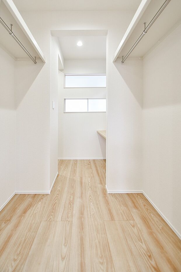 【その他内観】主寝室に設けたウォークインクローゼット。2つに分かれているのでお洋服選びやお着替えにも便利です。豊富に収納できて居室はいつもスッキリ。（3号棟｜2025年10月撮影）