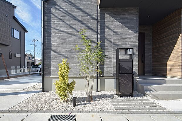 【現地外観写真】植栽・宅配ボックス（2025年11月撮影）