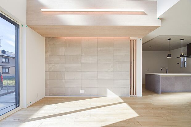 【リビング】ふれあいを育む暮らしの情景。家族時間が豊かに映えるインナーデザイン。窓から陽光が差し込み、明るく開放的な空間です。（4号棟｜2025年11月撮影）