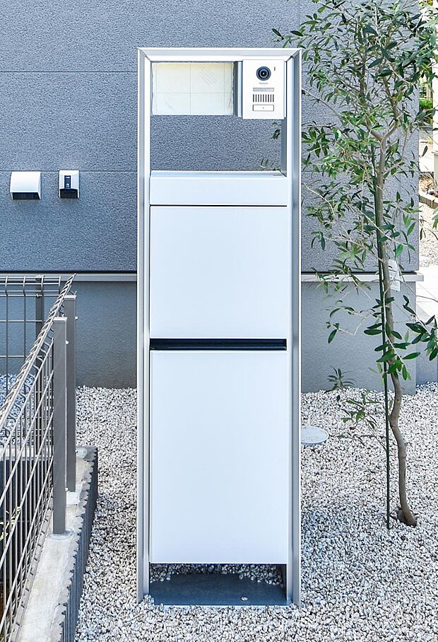 【現地外観写真】インターホンや表札・ポストが一体型となった宅配ボックス付のシステム門柱。面倒な再配達の手配や玄関先での受け取りも不要。※表札についてはオプションとなります。（2025年11月撮影）