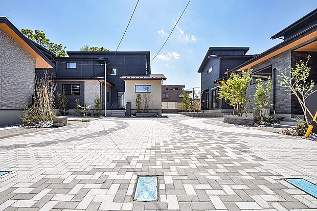 【現地外観写真】街区中心の共用空間「星テラス」。大堀川の水面を模したインターロッキング舗装は、この街と周囲の景観の繋がりを表現。人と自然がめぐり達あい心あたたまる時間を紡ぎ出します。（現地街並み｜2026年4月撮影）