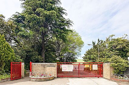 宮本小学校 260m