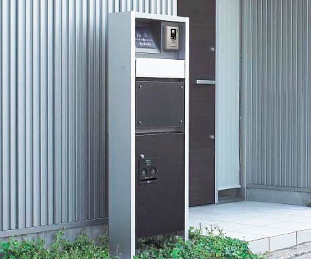 【宅配BOX一体型 門柱・門柱灯】インターホンや表札・ポストが一体型となった宅配ボックス付のシステム門柱。不在時でも、面倒な再配達の手配や玄関先での受け取りも不要 ※門柱のカラーはイメージです ※表札についてはオプションとなります