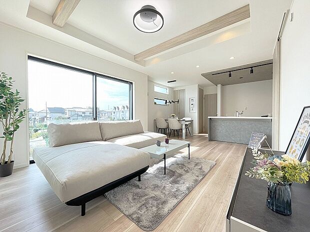 【ご成約済み/リビング】
広々としたリビング。ゆったり開放的な空間でご家族と過ごすお家時間がより一層楽しいものとなりそうです。
※画像には家具等のオプション商品も含まれます。