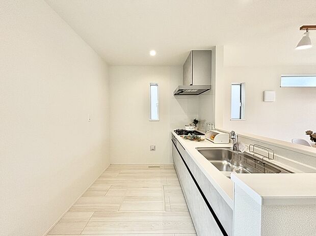 爽やかな風が通り抜けるキッチン。窓があるので明るく換気にも役立ちます。