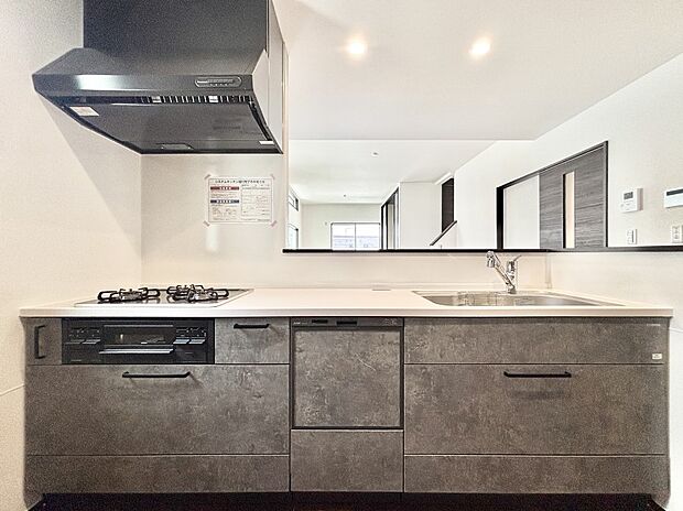 リビングを見渡せる人気のカウンターキッチン。 家族を見守りながら家事をすることができます。