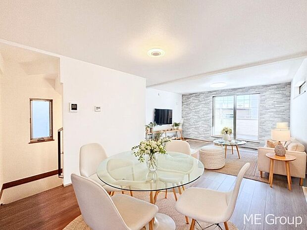 プライバシーも守れる2階リビングは明るく開放感たっぷり！　※家具はCGです