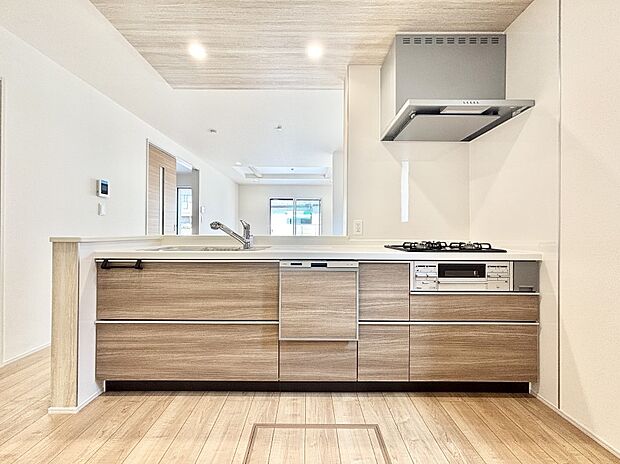 リビングを見渡せる人気のカウンターキッチン。 家族を見守りながら家事をすることができます。