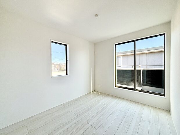 バルコニーが開放感をプラスしてくれる洋室  