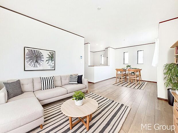 家族の和やかな会話が聞こえてきそう。開放感のあるリビングです。※家具はCGです