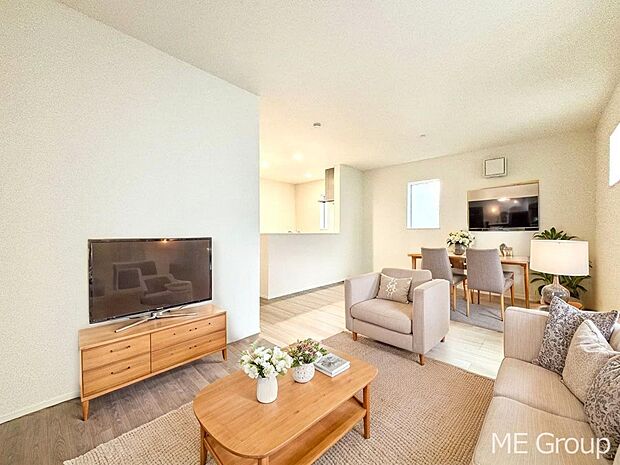 ご家族の賑やかな話し声で包まれる明るいリビング  ※家具はCGです