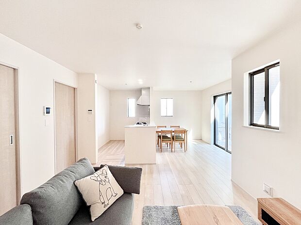 ご家族の賑やかな話し声で包まれる明るいリビング