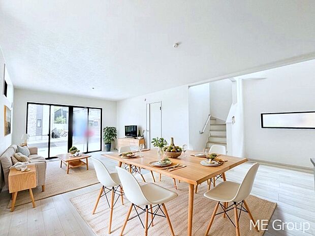 ご家族の賑やかな話し声で包まれる明るいリビング  ※家具はCGです