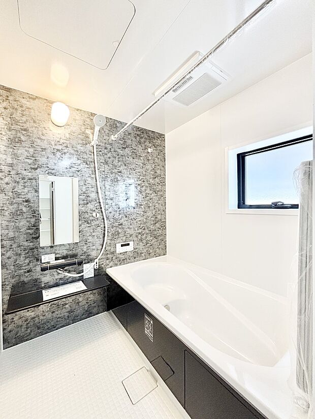 一日の疲れを癒してくれる明るい清潔感のあるバスルーム  